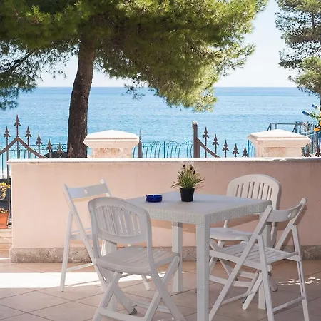 Apartment On The Beach *