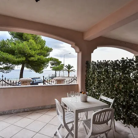 On The Beach Apartment Mazzeo